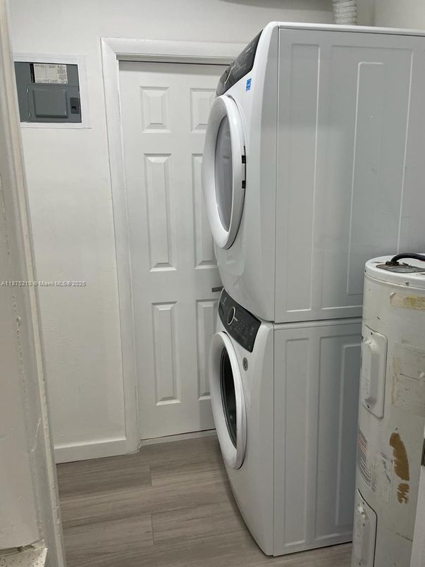 Interior, Washer, Wood Texture Flooring