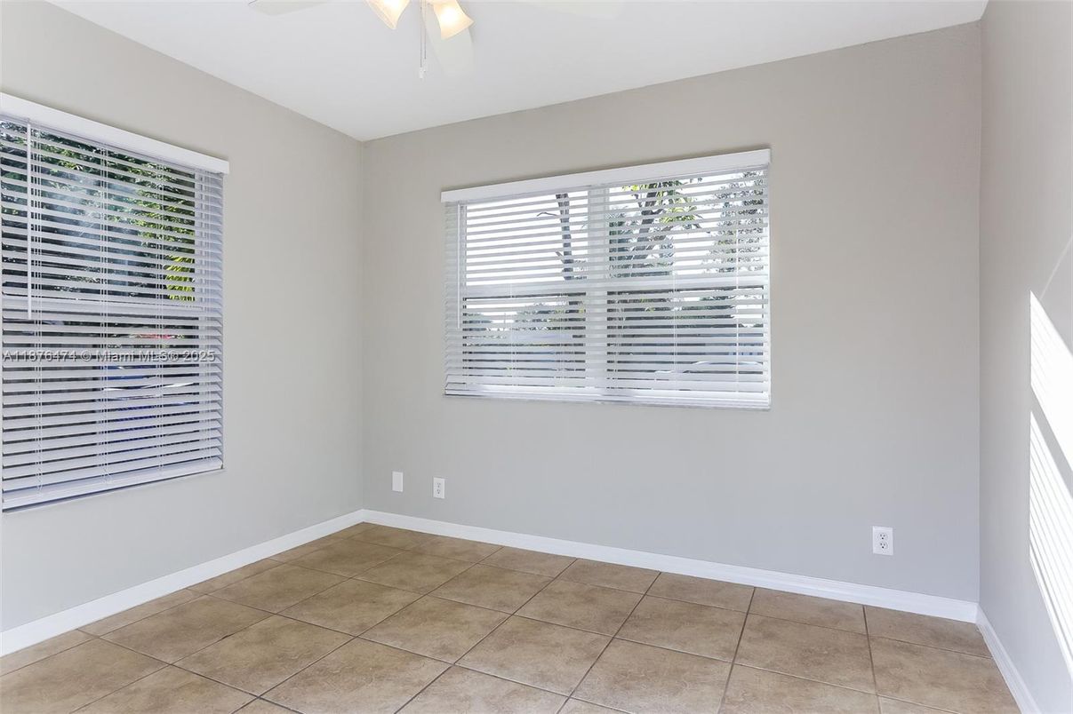 Empty room, Interior
