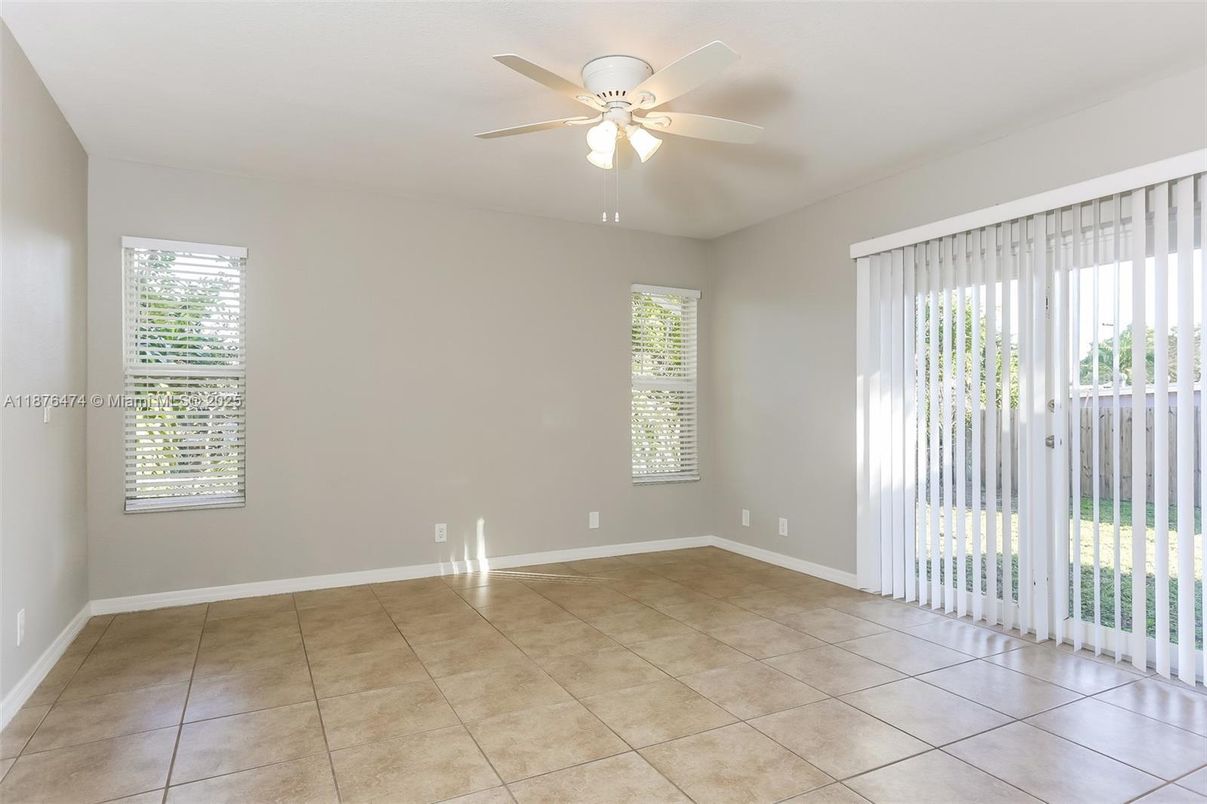 Empty room, Interior