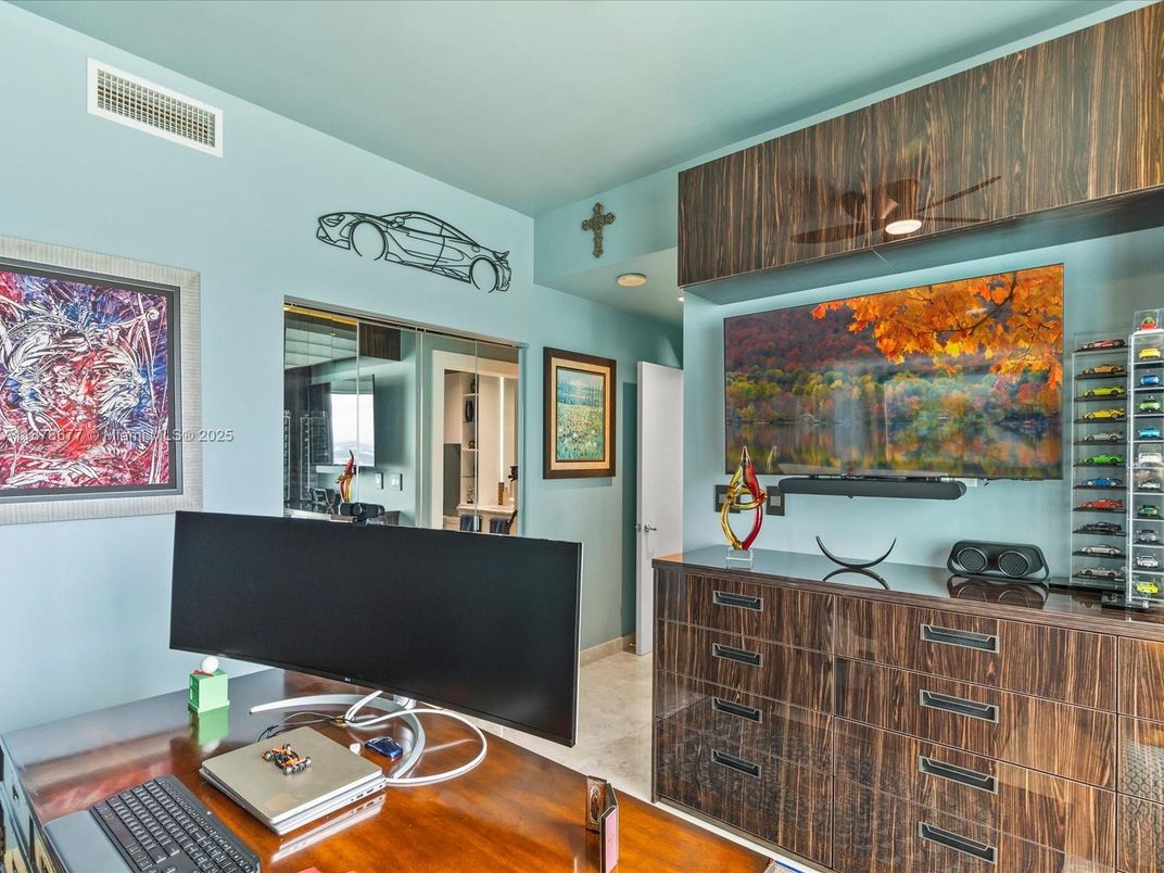 Home Office, Interior