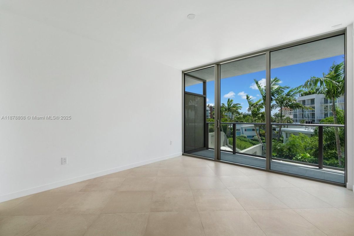 Empty room, Interior