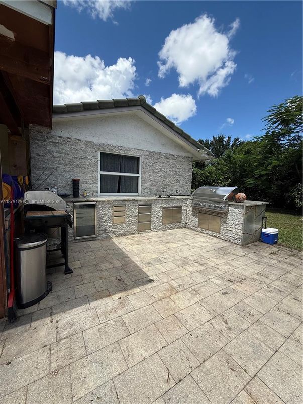 Exterior, Outdoor Kitchen