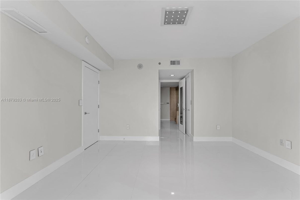 Empty room, Interior, Recessed Lighting