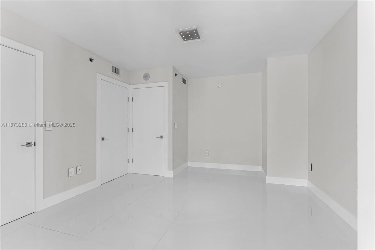 Empty room, Interior