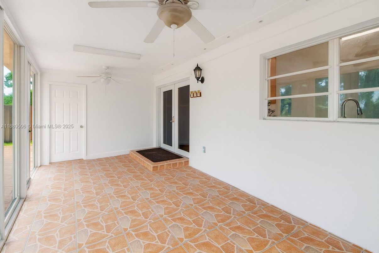 Empty room, Interior