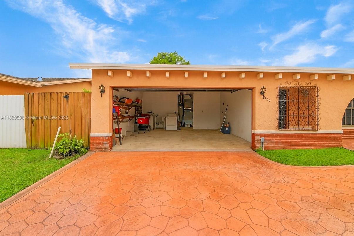 Detached Garage, Exterior
