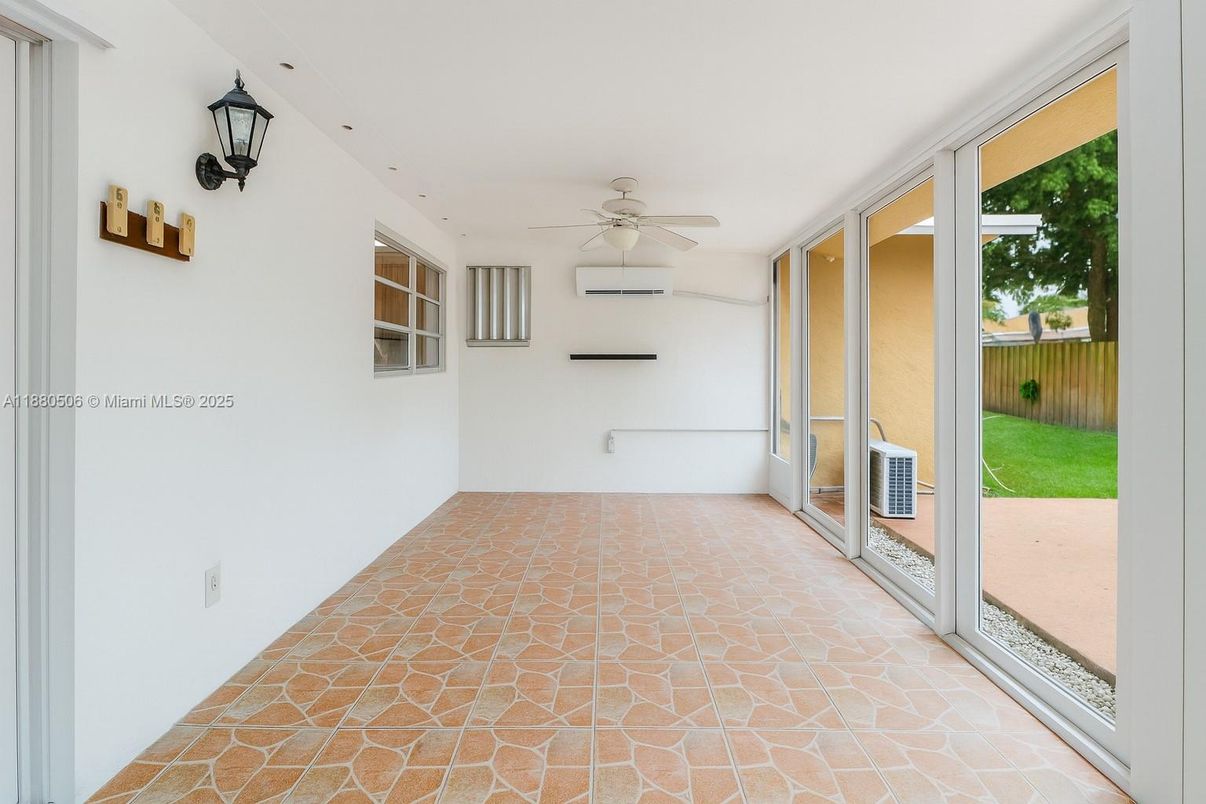 Empty room, Interior