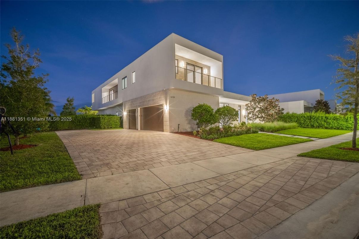 Attached, Backyard, Exterior, Facade, Modern