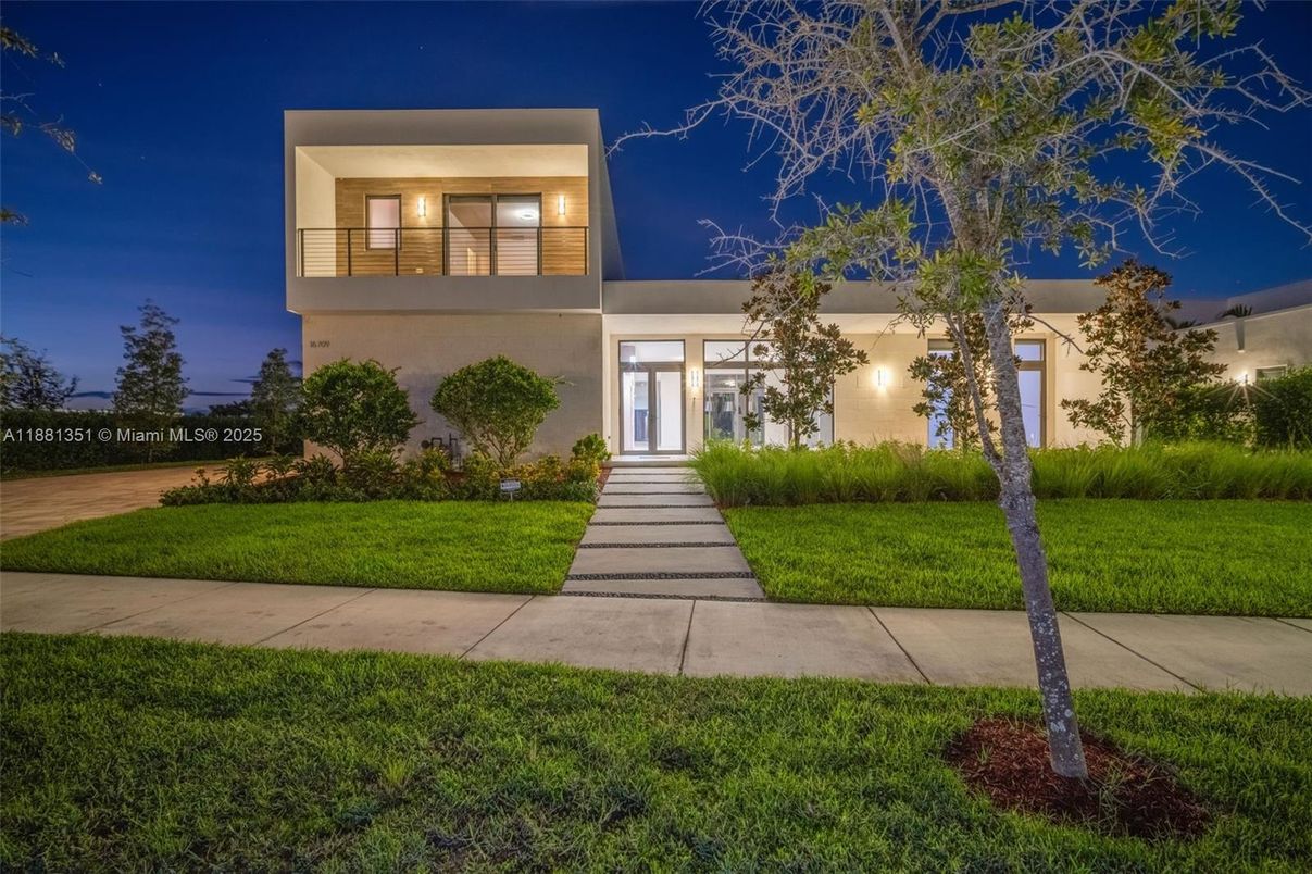 Exterior, Facade, Modern