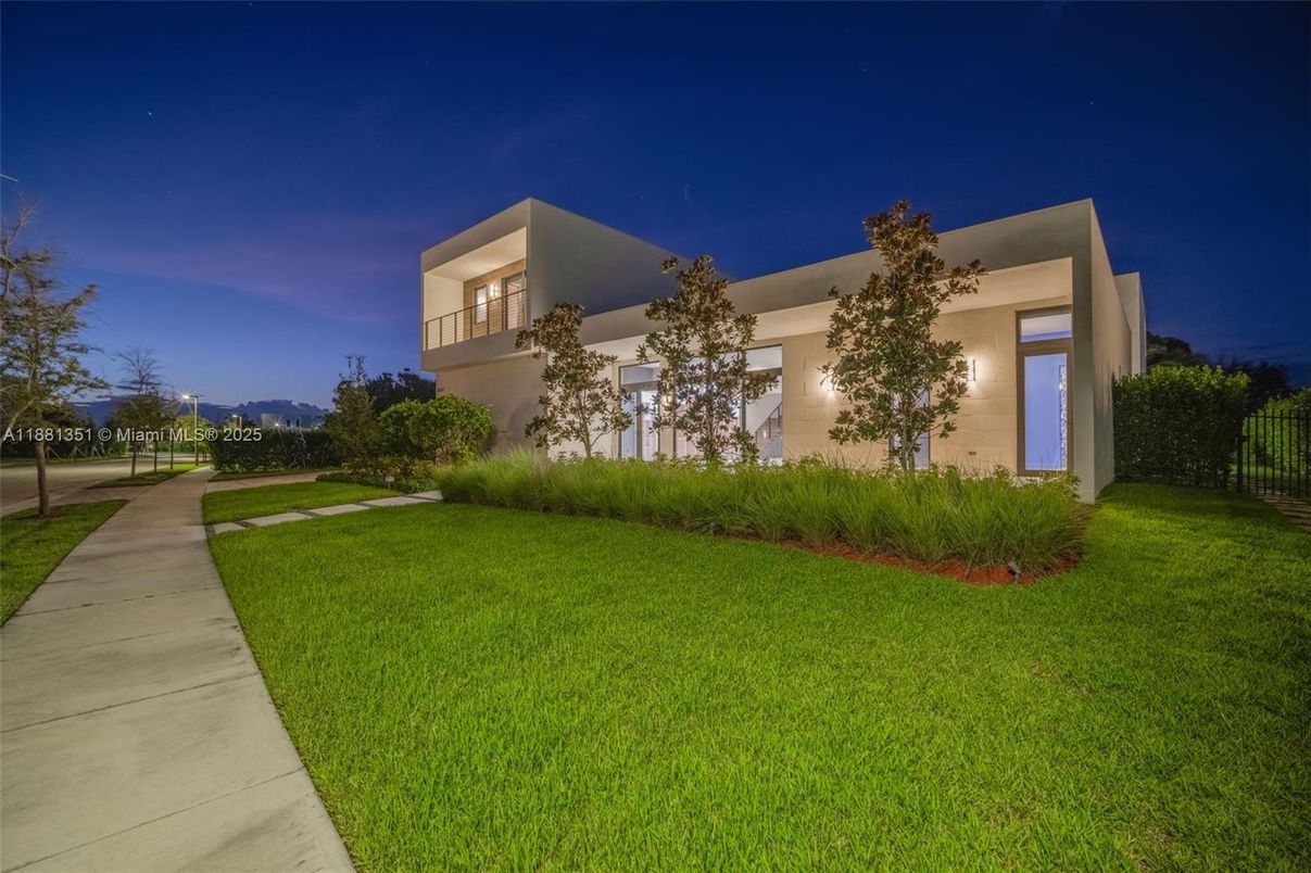 Backyard, Exterior, Facade, Modern