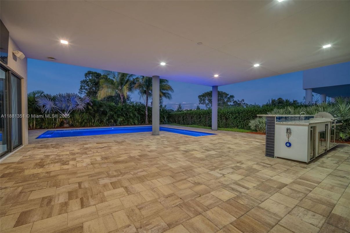 Exterior, Outdoor Kitchen, Pool