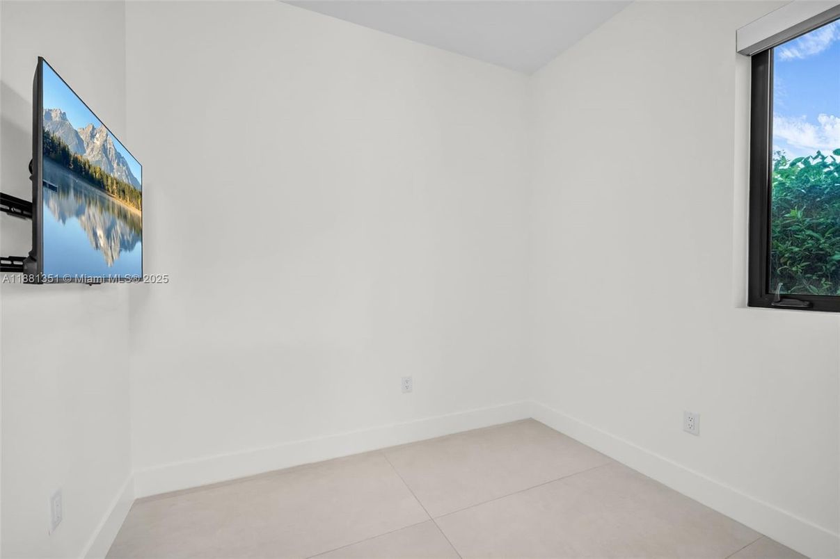 Empty room, Interior