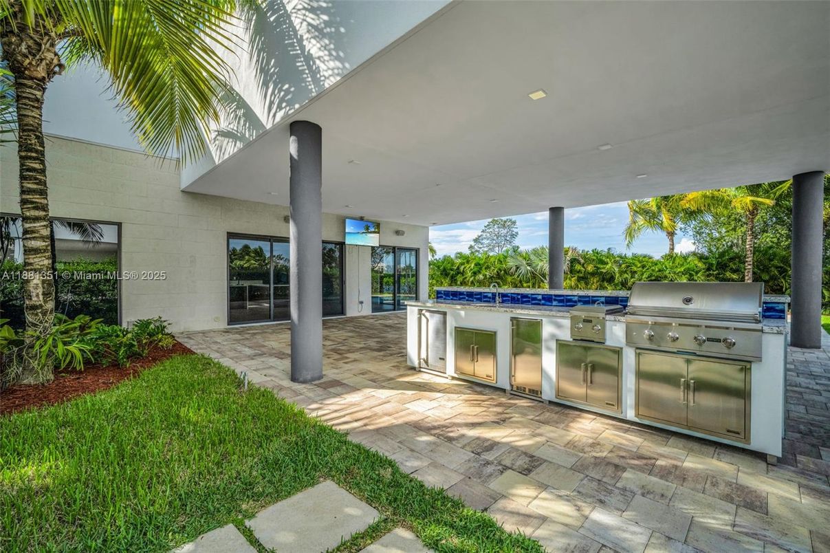 Exterior, Outdoor Kitchen