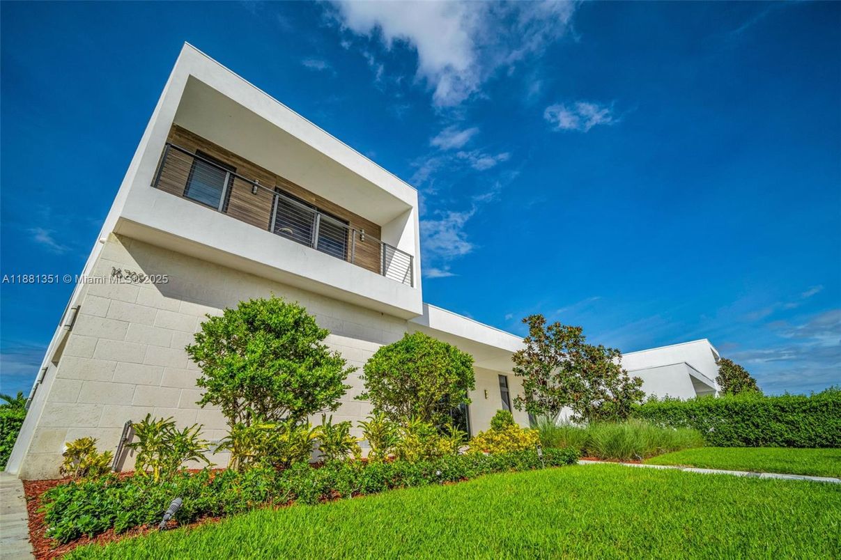 Backyard, Exterior, Facade, Modern