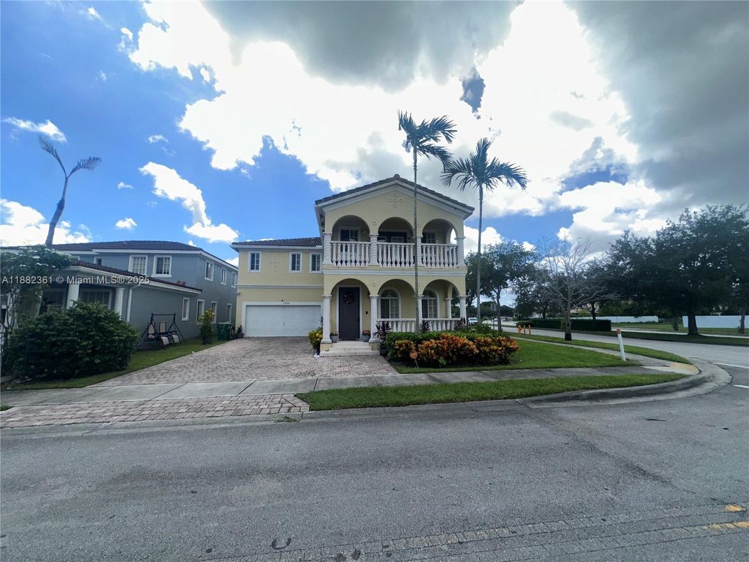 Attached, Exterior, Facade, Mediterranean