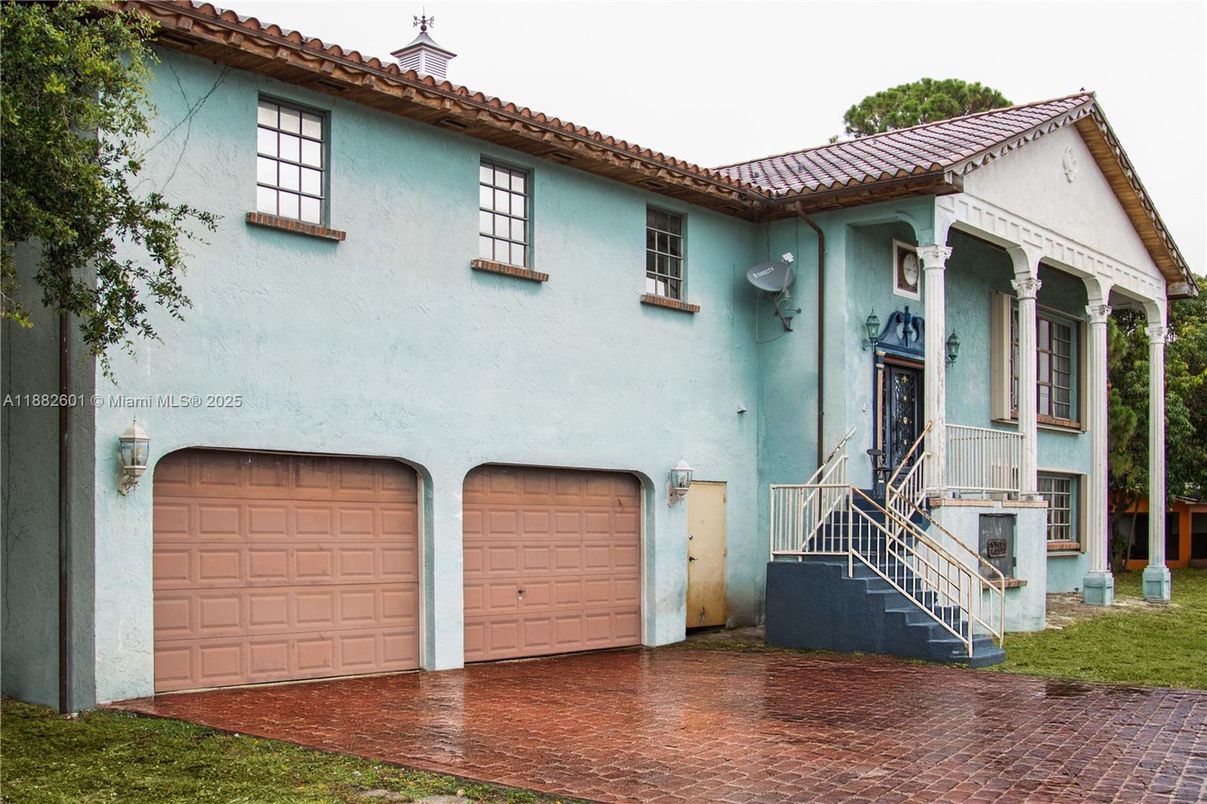 Attached, Exterior, Facade, Spanish Mediterranean