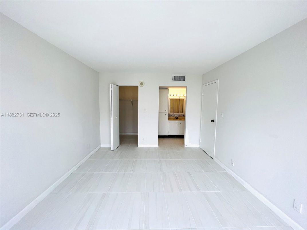 Empty room, Interior