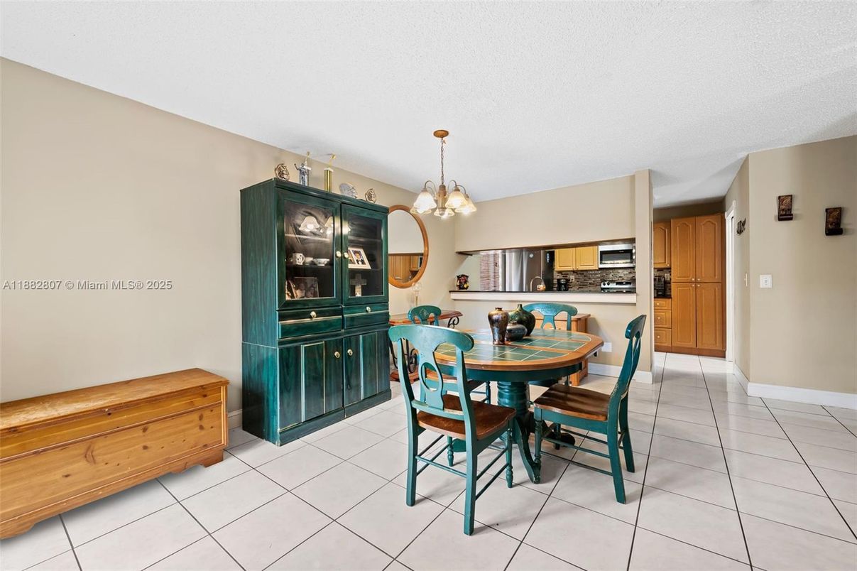 Chandelier, Dining room, Interior, Kitchen, Pendant Lights, Stainless Steel Appliances
