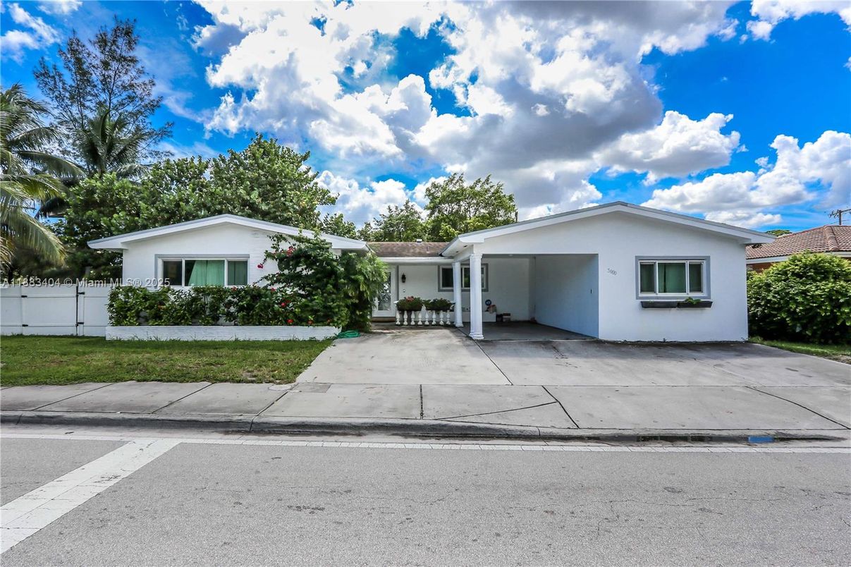 Exterior, Facade, Ranch