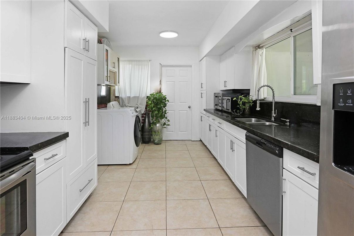 Interior, Kitchen, Recessed Lighting, Washer