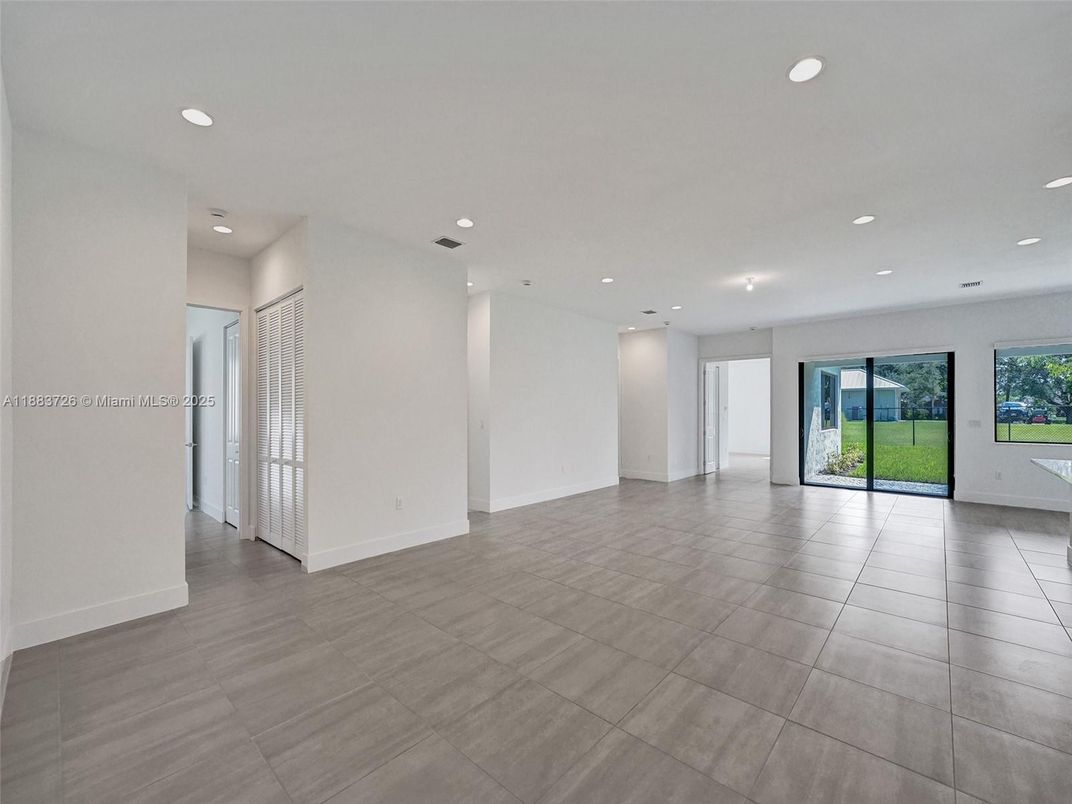 Empty room, Interior, Recessed Lighting