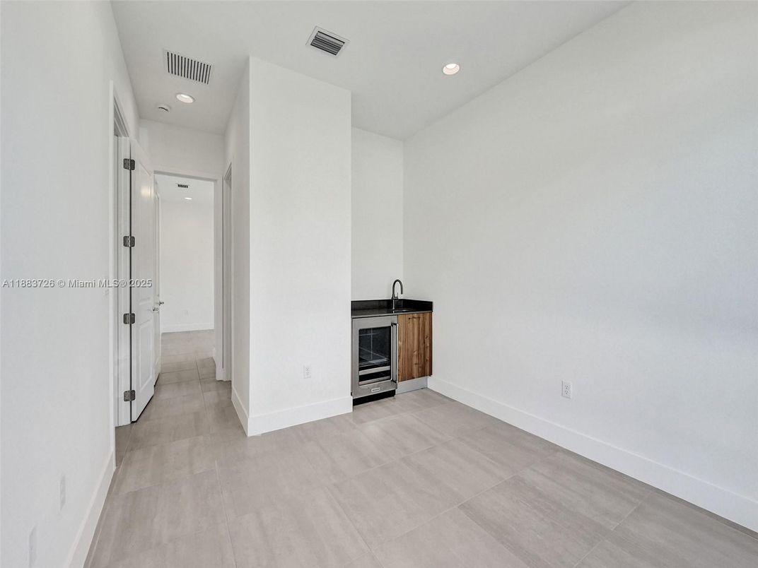 Empty room, Interior, Recessed Lighting