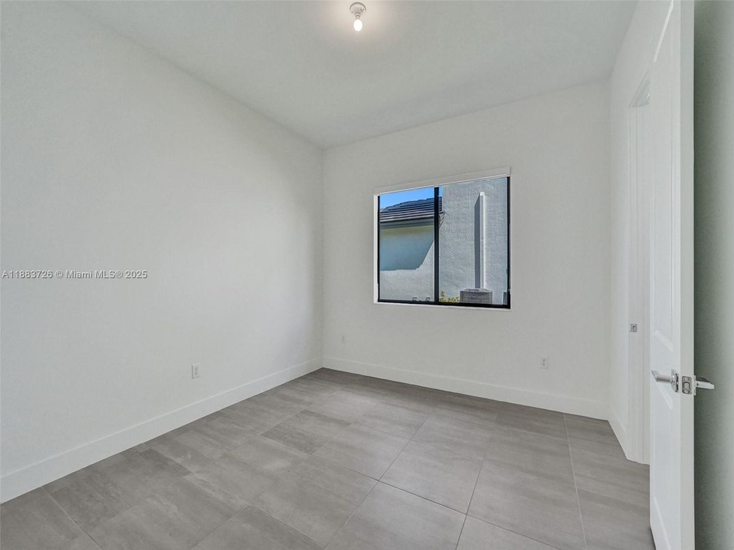 Empty room, Interior