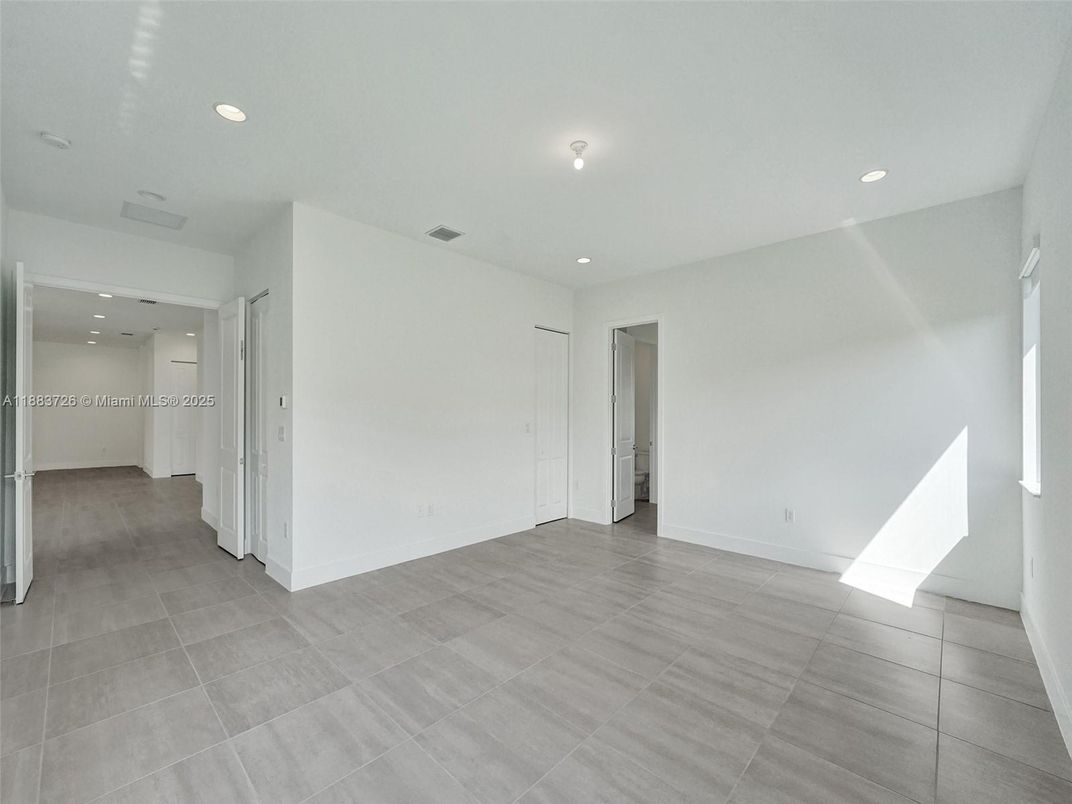 Empty room, Interior, Recessed Lighting