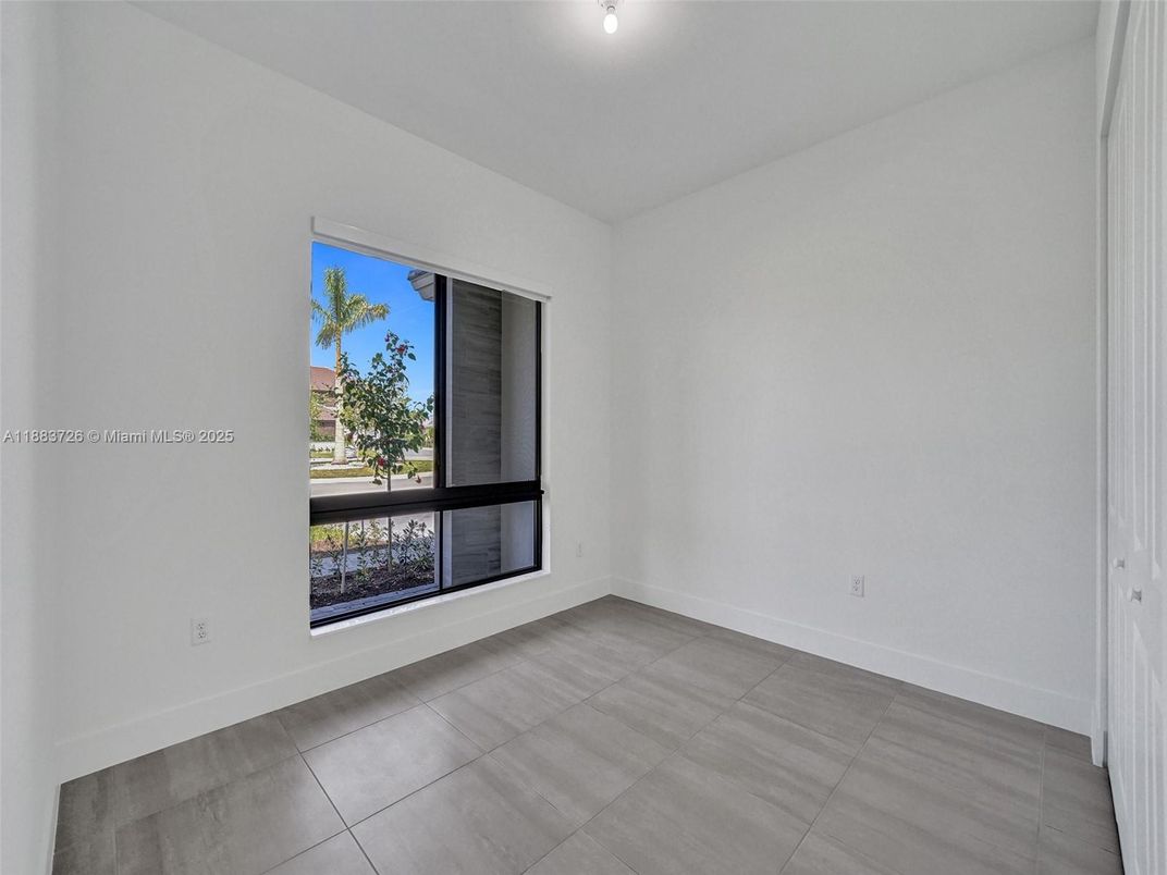 Empty room, Interior