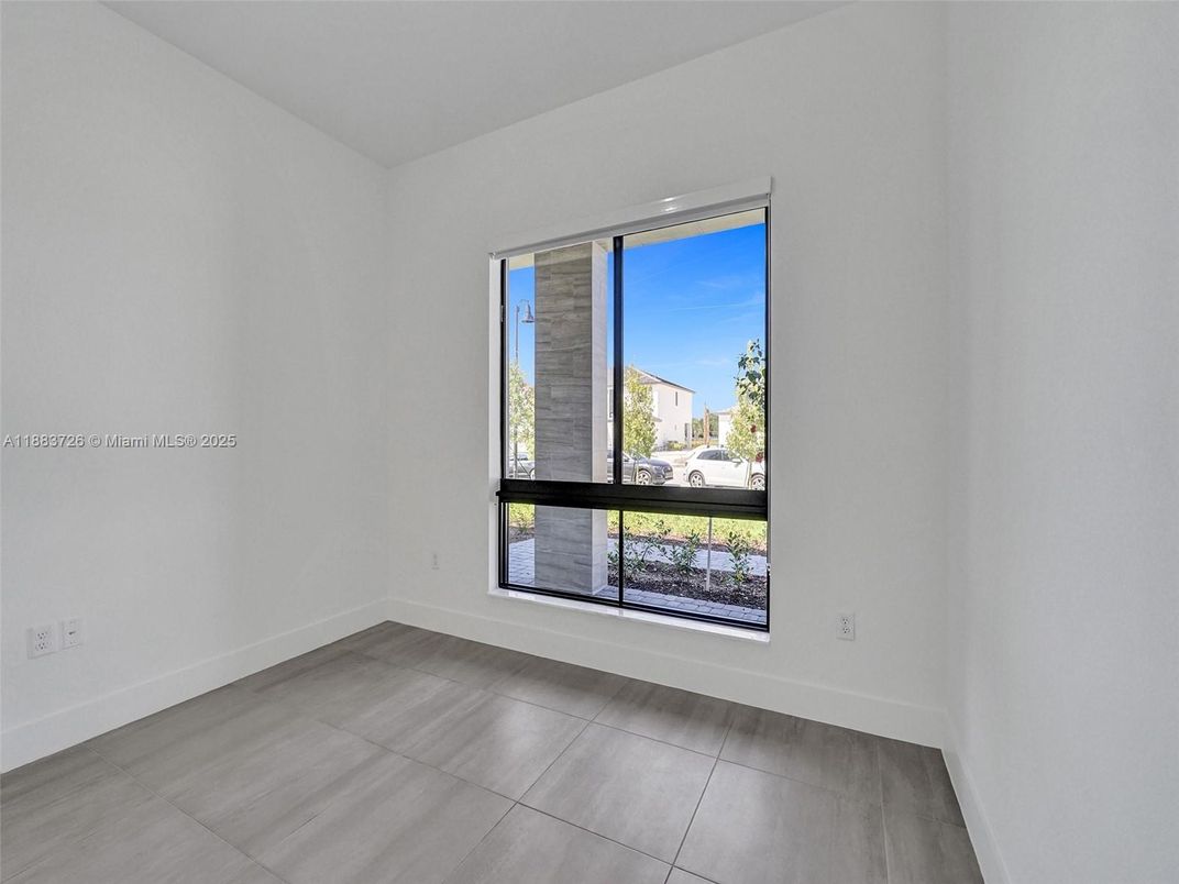 Empty room, Interior