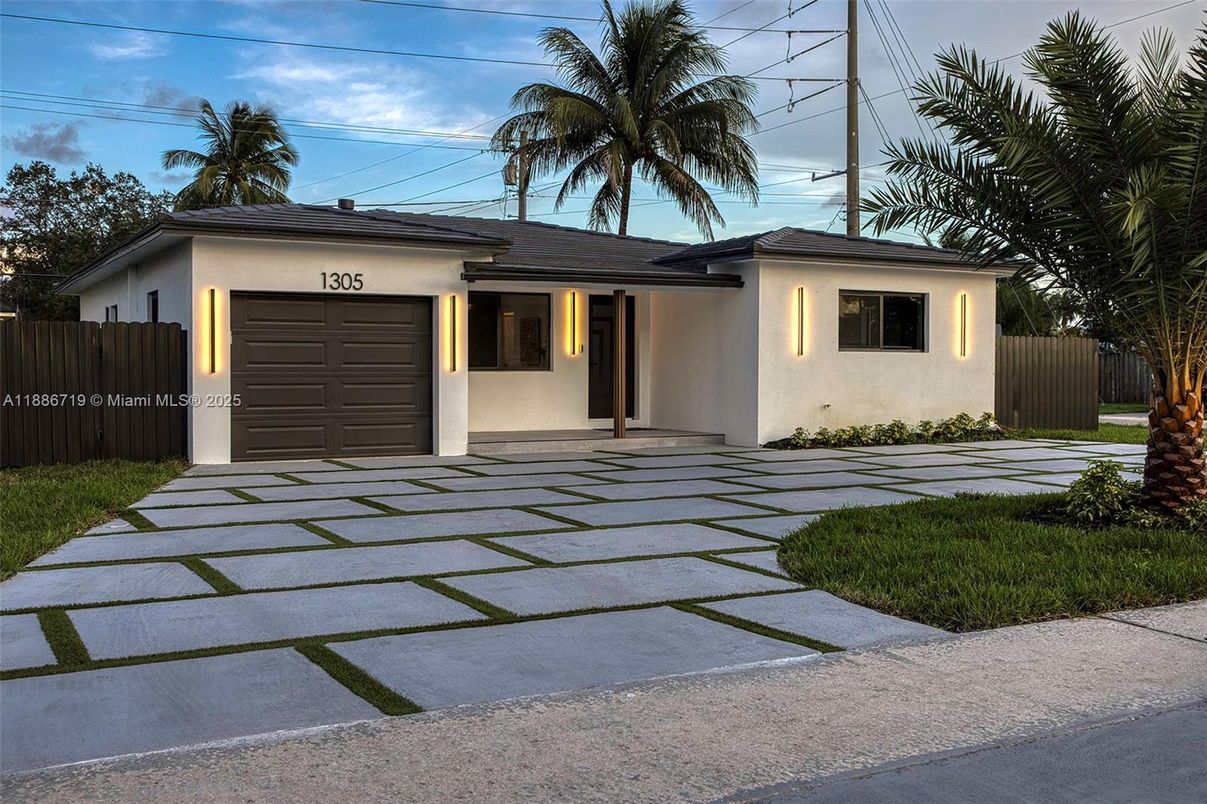 Attached, Exterior, Facade, Ranch