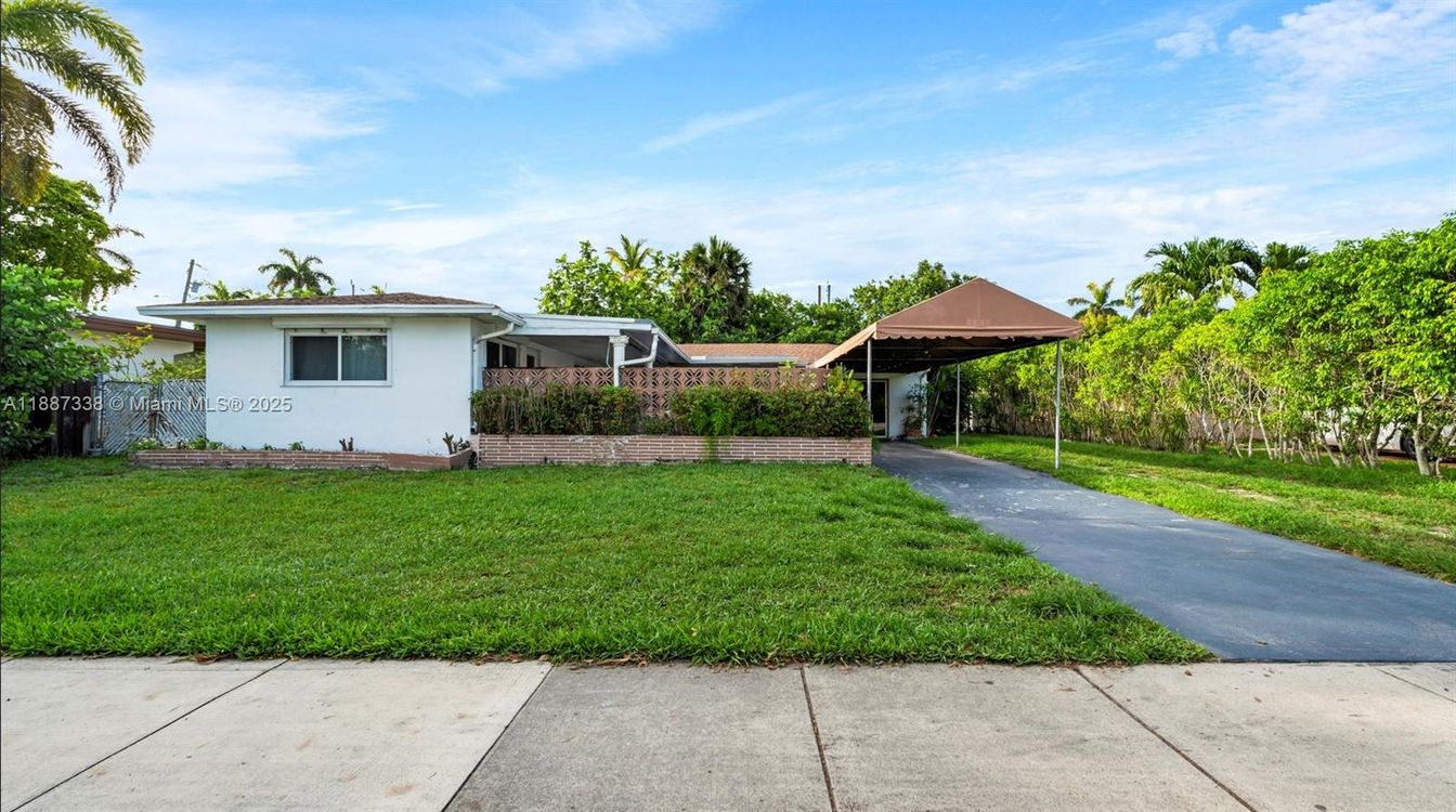 Backyard, Exterior, Facade, Ranch