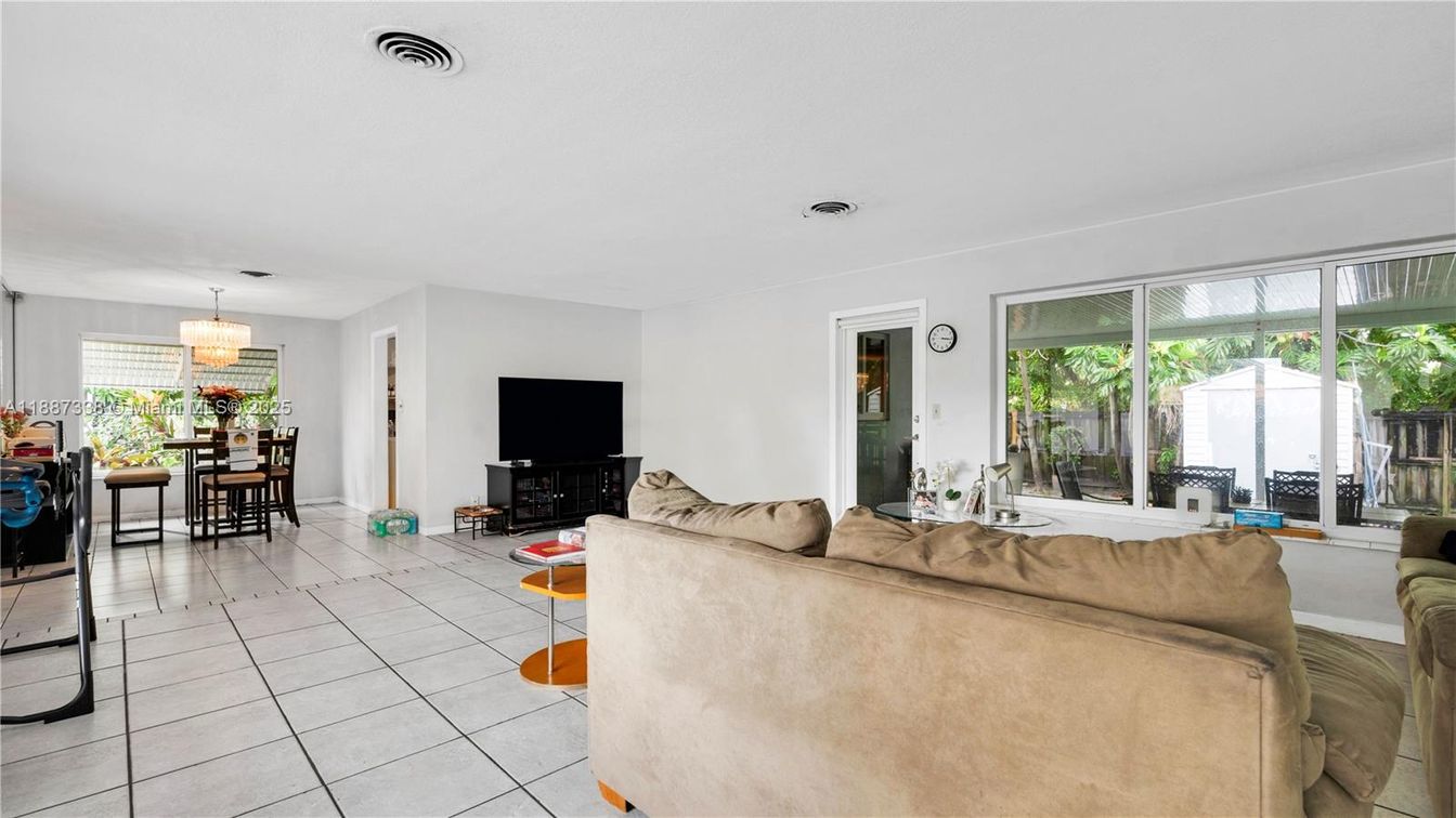 Chandelier, Dining room, Interior, Living room