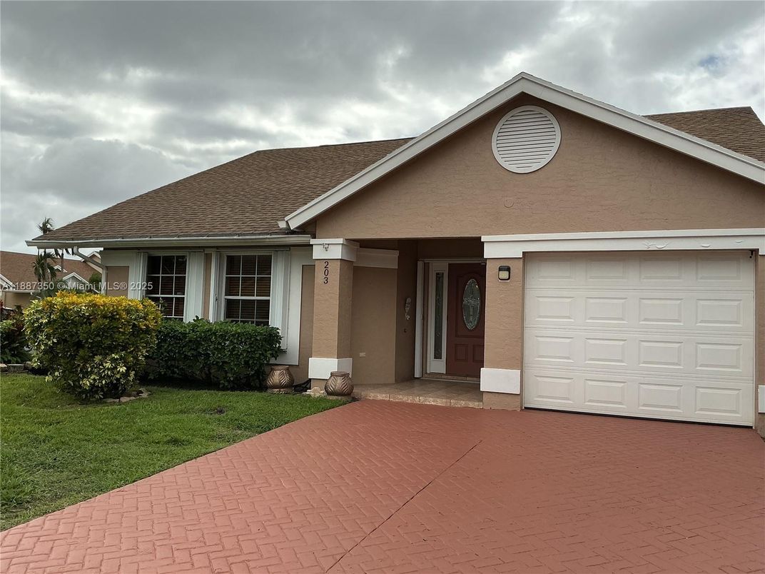 Attached, Exterior, Facade, Ranch