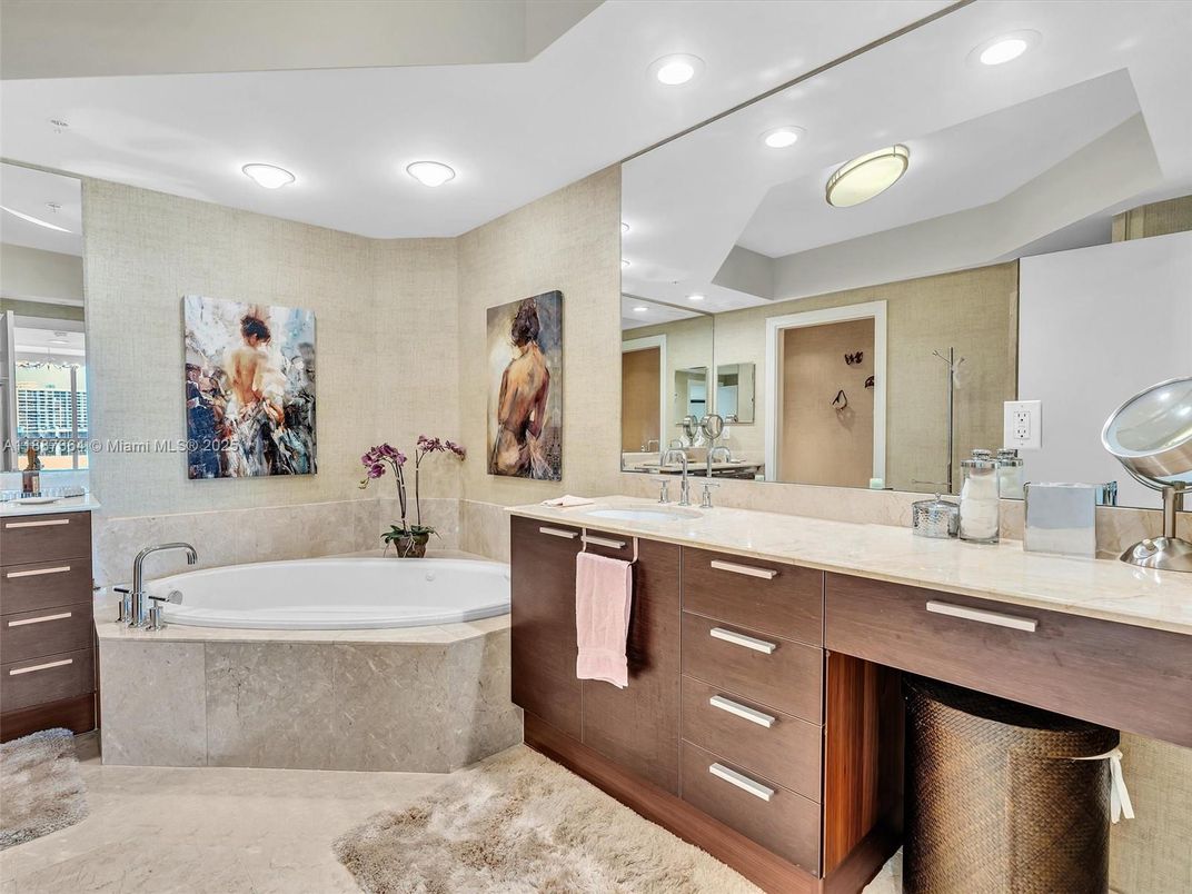 Bathroom, Dual Sink Vanities, Interior, Recessed Lighting