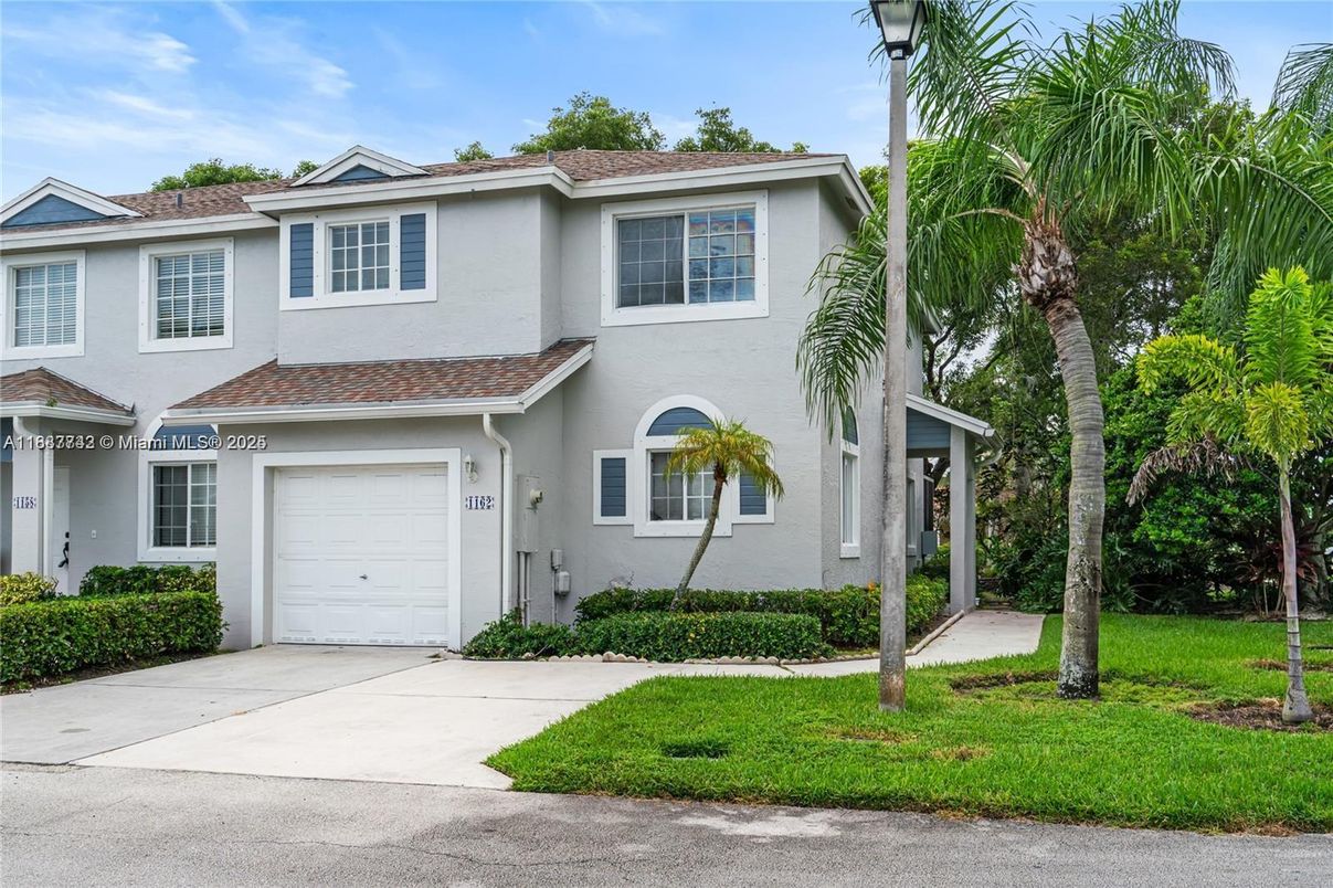 Attached, Exterior, Facade, Mediterranean