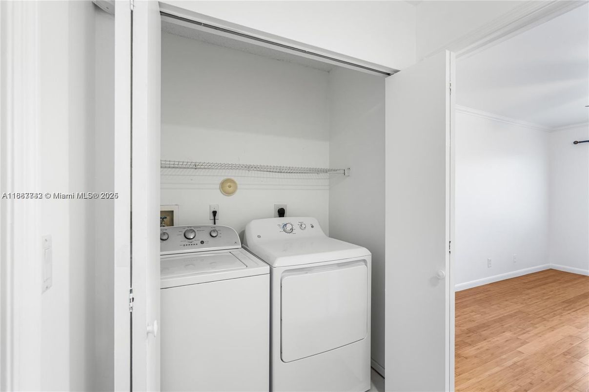 Interior, Utility Closets, Washer, Wood Texture Flooring