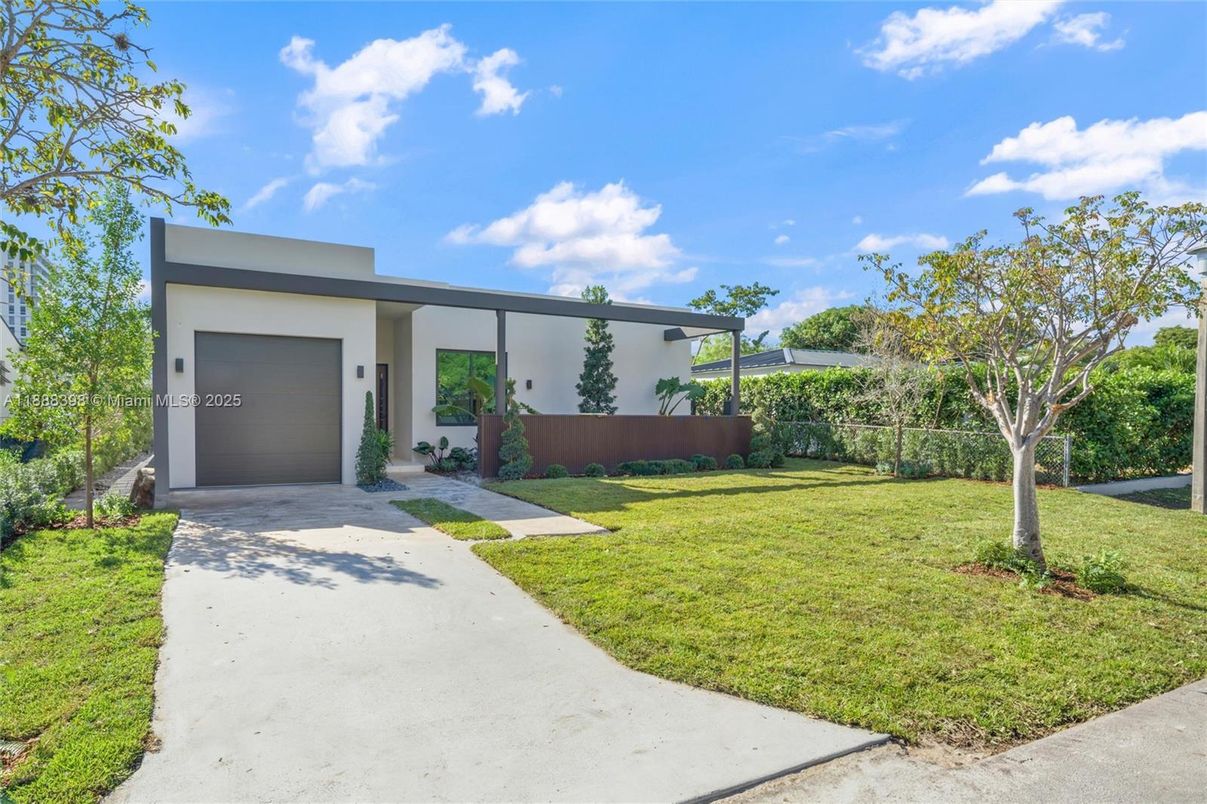 Backyard, Exterior, Facade, Modern