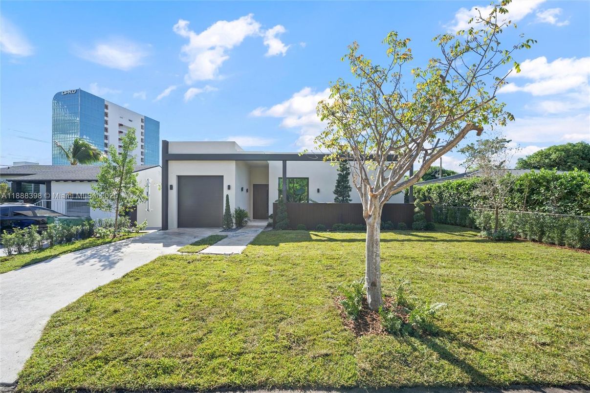 Backyard, Exterior, Facade, Modern