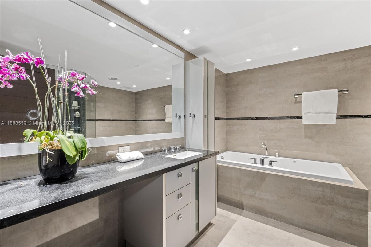 Bathroom, Dual Sink Vanities, Interior, Recessed Lighting