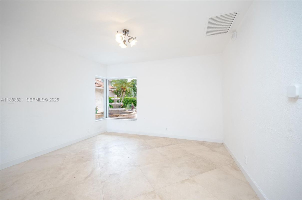 Empty room, Interior