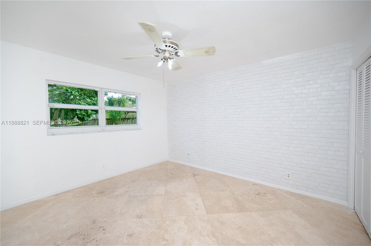 Empty room, Interior