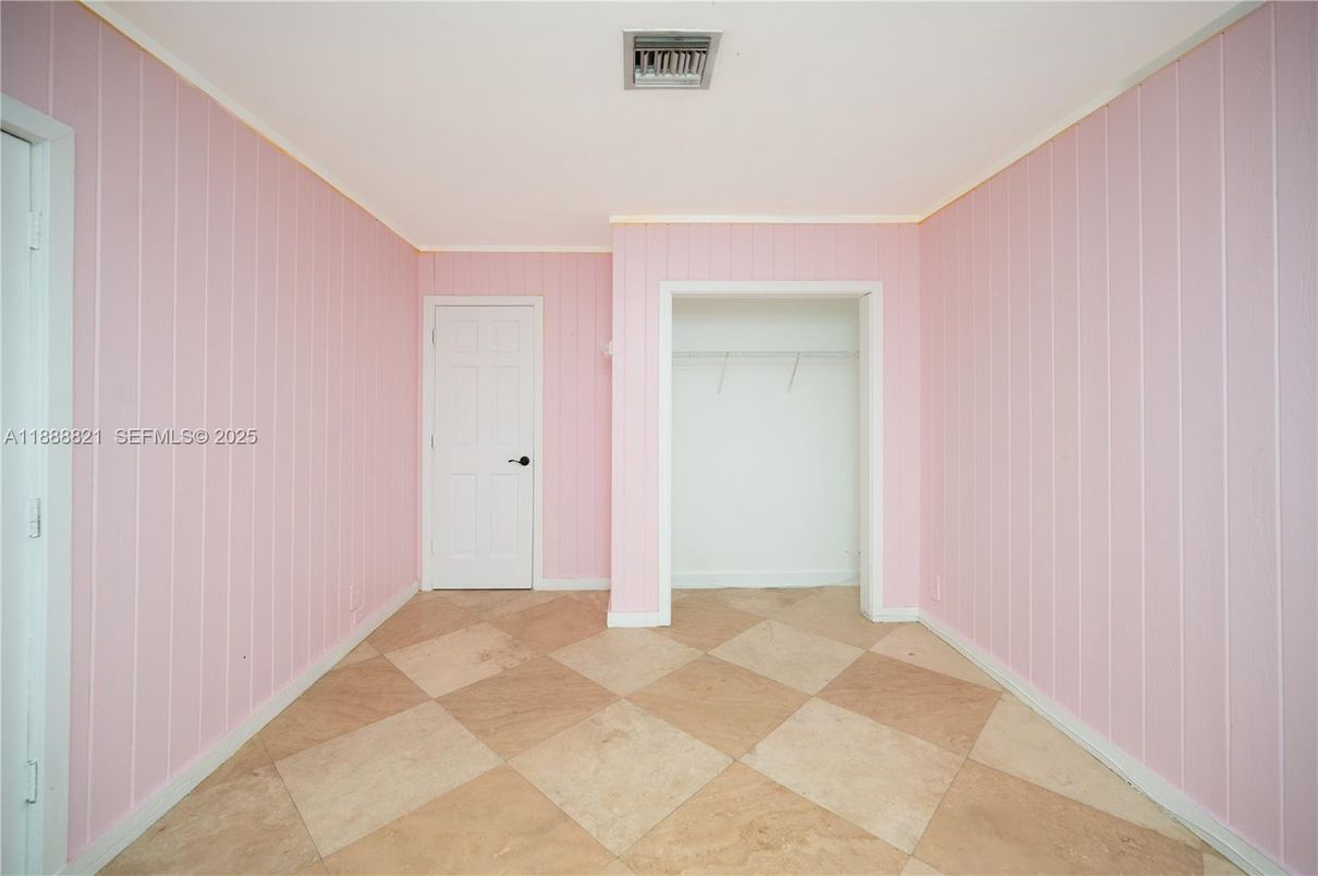 Empty room, Interior