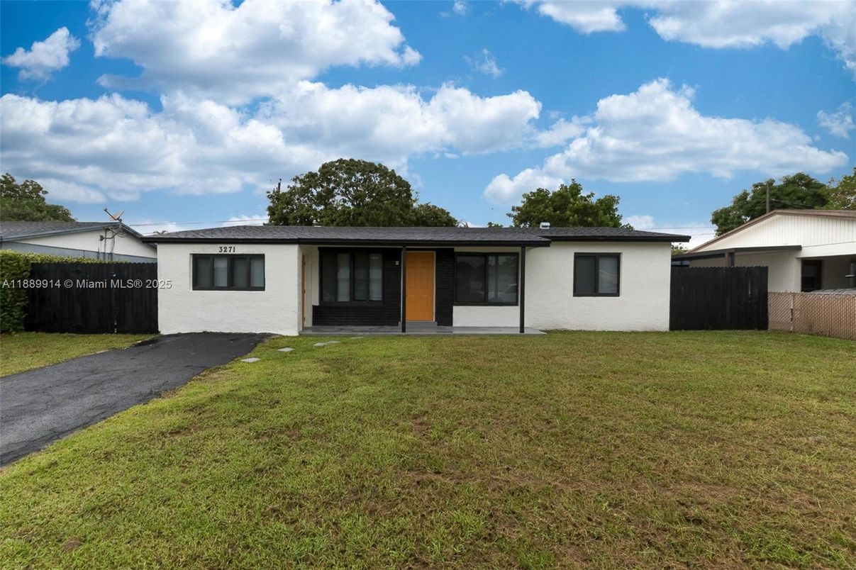 Backyard, Exterior, Facade, Ranch