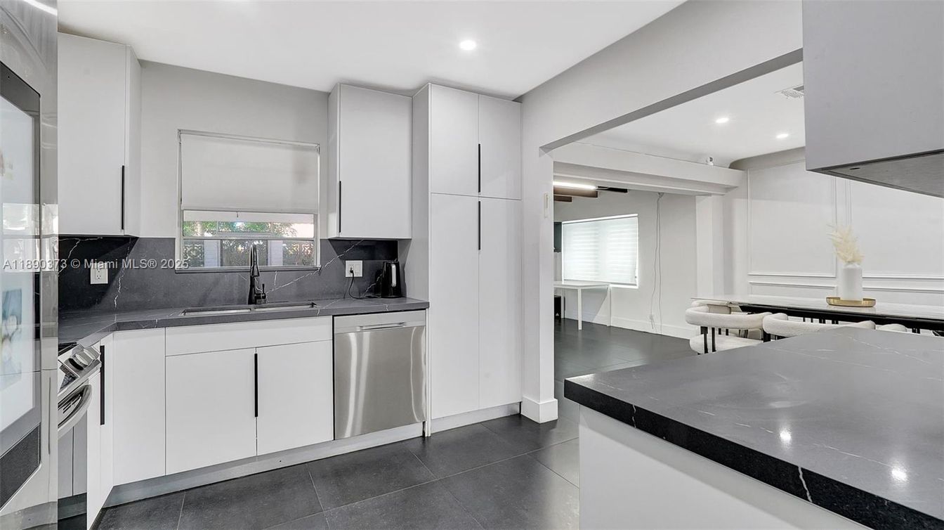 Dining room, Interior, Kitchen, Recessed Lighting, Stainless Steel Appliances