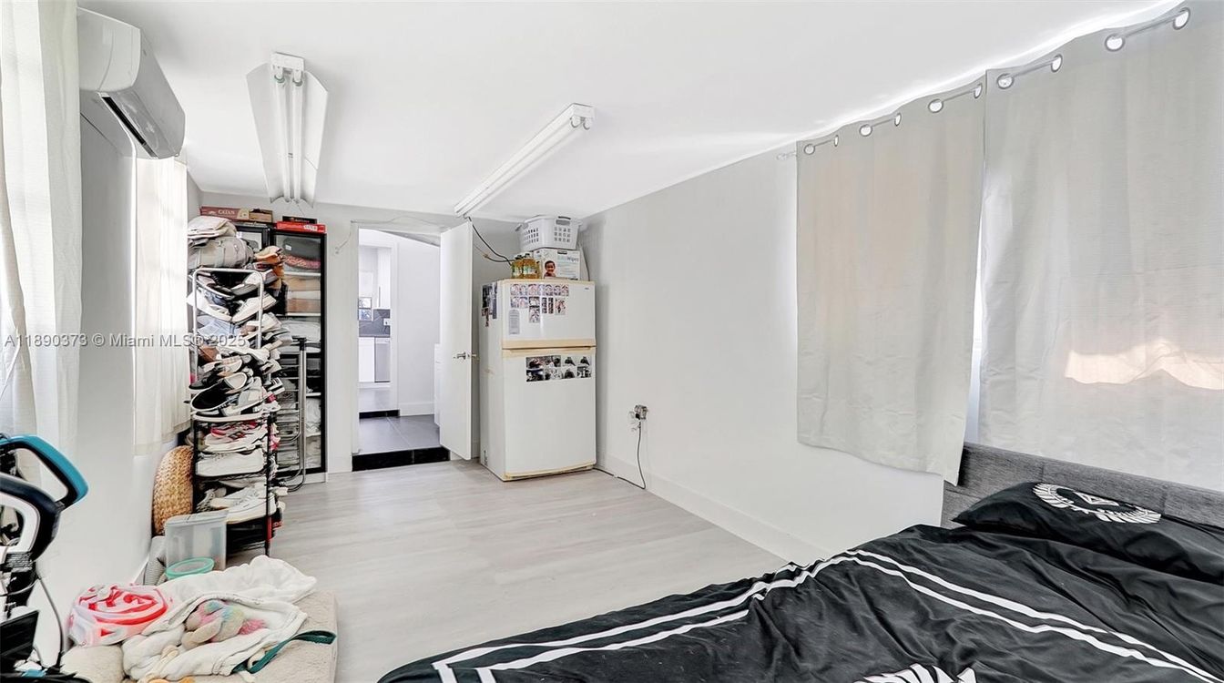 Interior, Walk-in Closets, Wood Texture Flooring