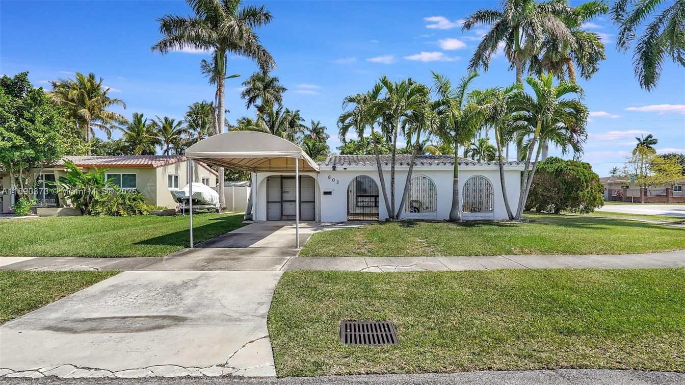 Backyard, Exterior, Facade, Ranch