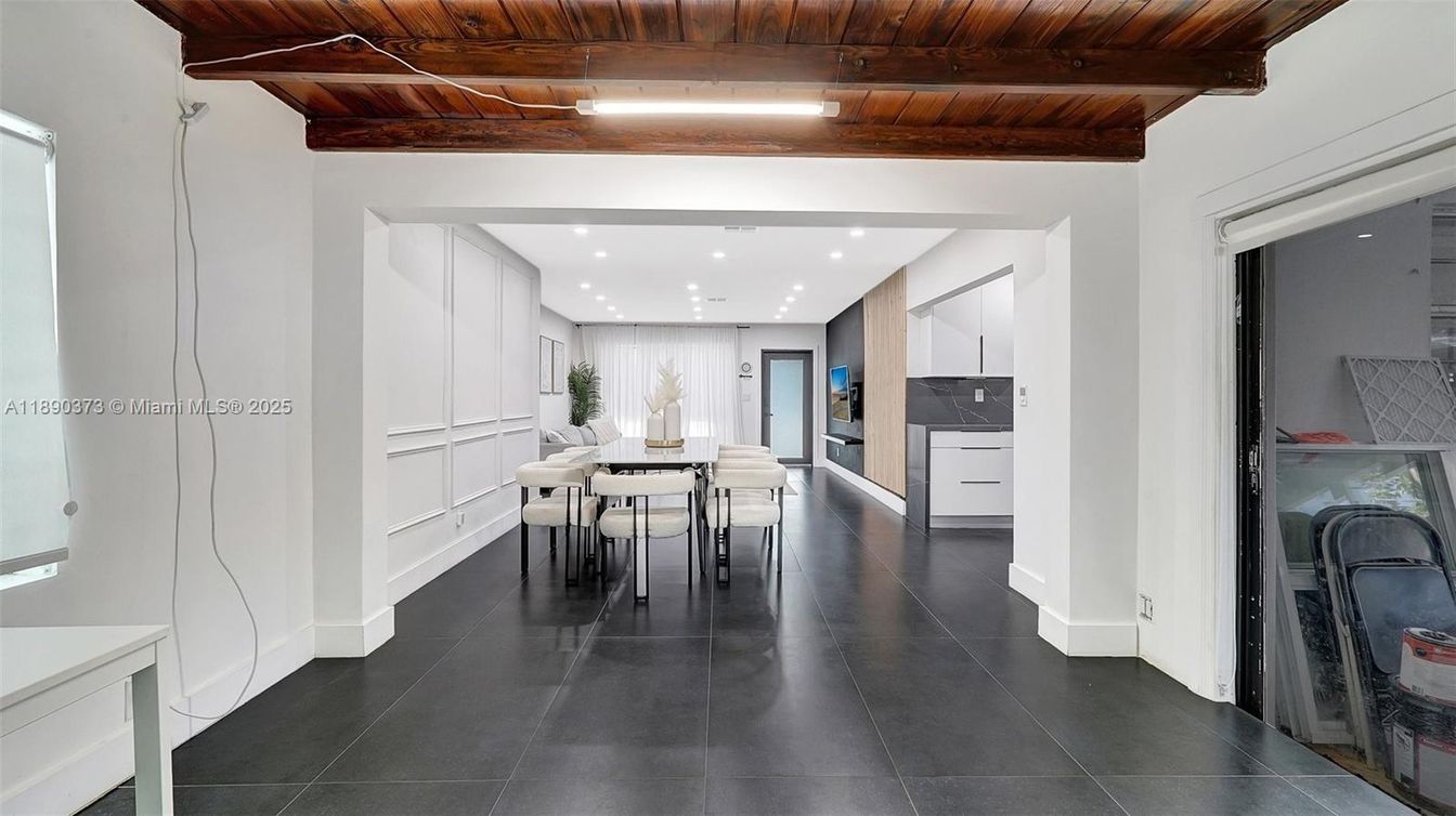 Dining room, Interior, Kitchen, Recessed Lighting, Wooden Beams, Wooden Ceilings