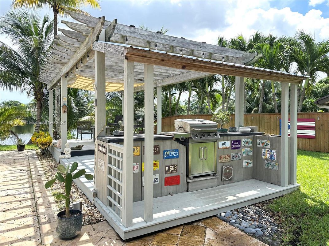 Exterior, Outdoor Kitchen