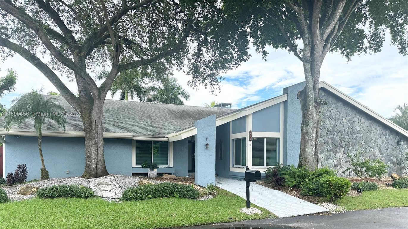 Exterior, Facade, Ranch